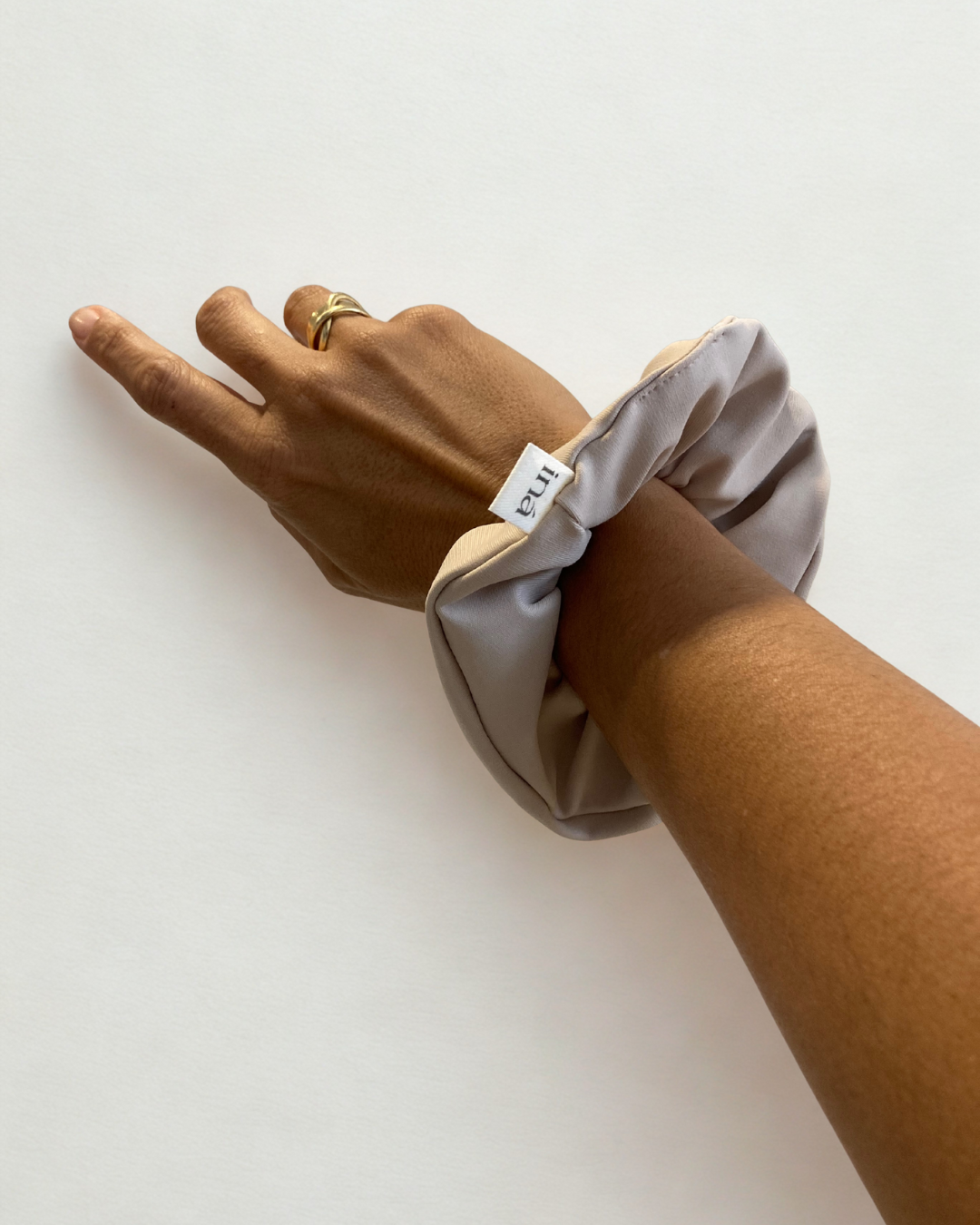 Scrunchie de Malha Sustentável Iná Yoga - Macio e Protege o Cabelo