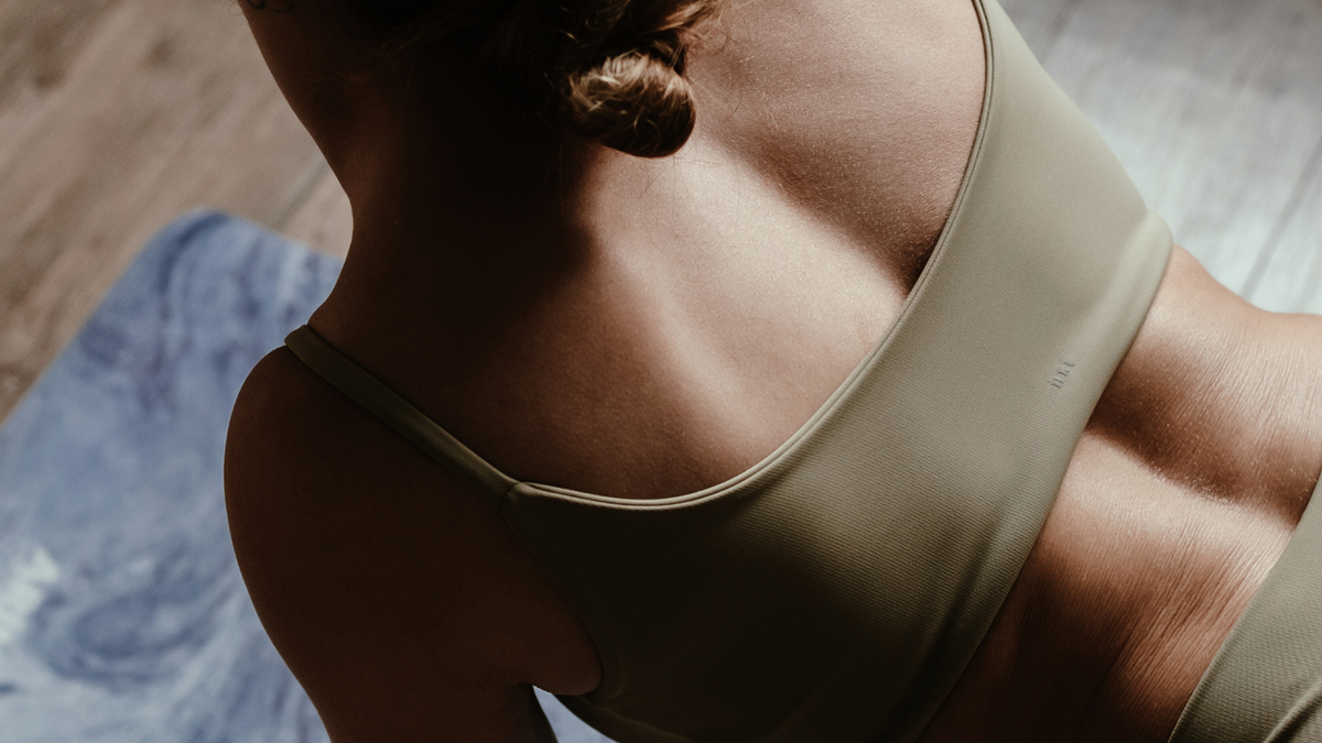 mulher vestindo top e jogging iná yoga