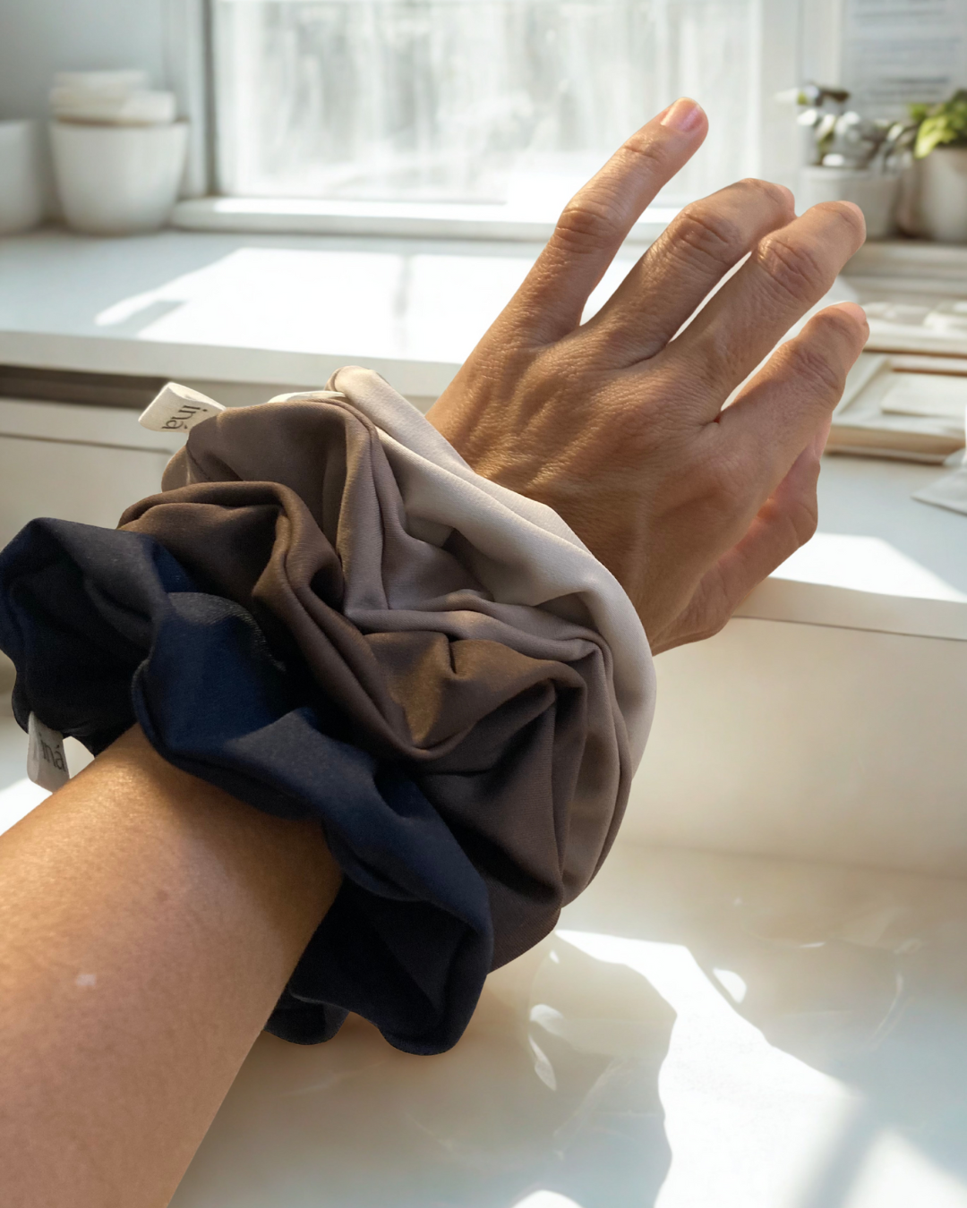 Scrunchie no braço em cores neutras