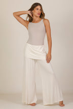 Body yoga e calça pantalona cru