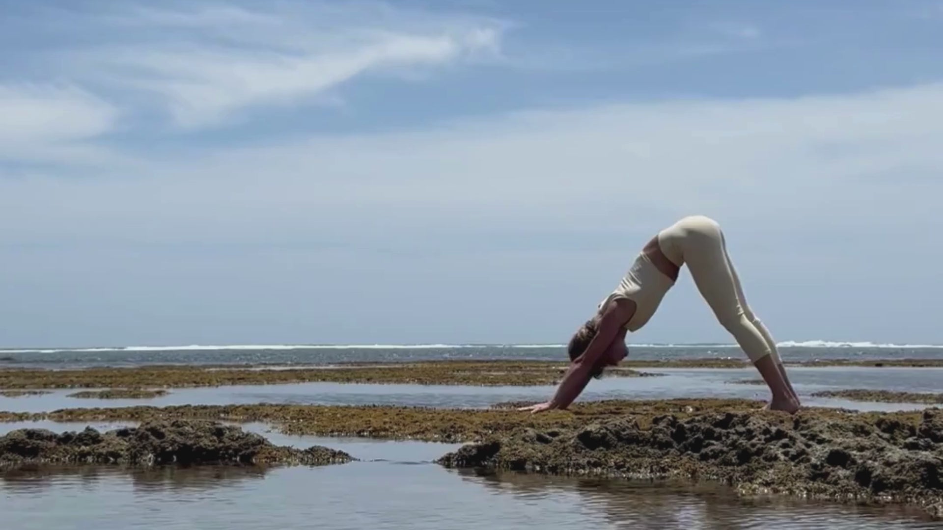 video mulher praticando yoga na praia