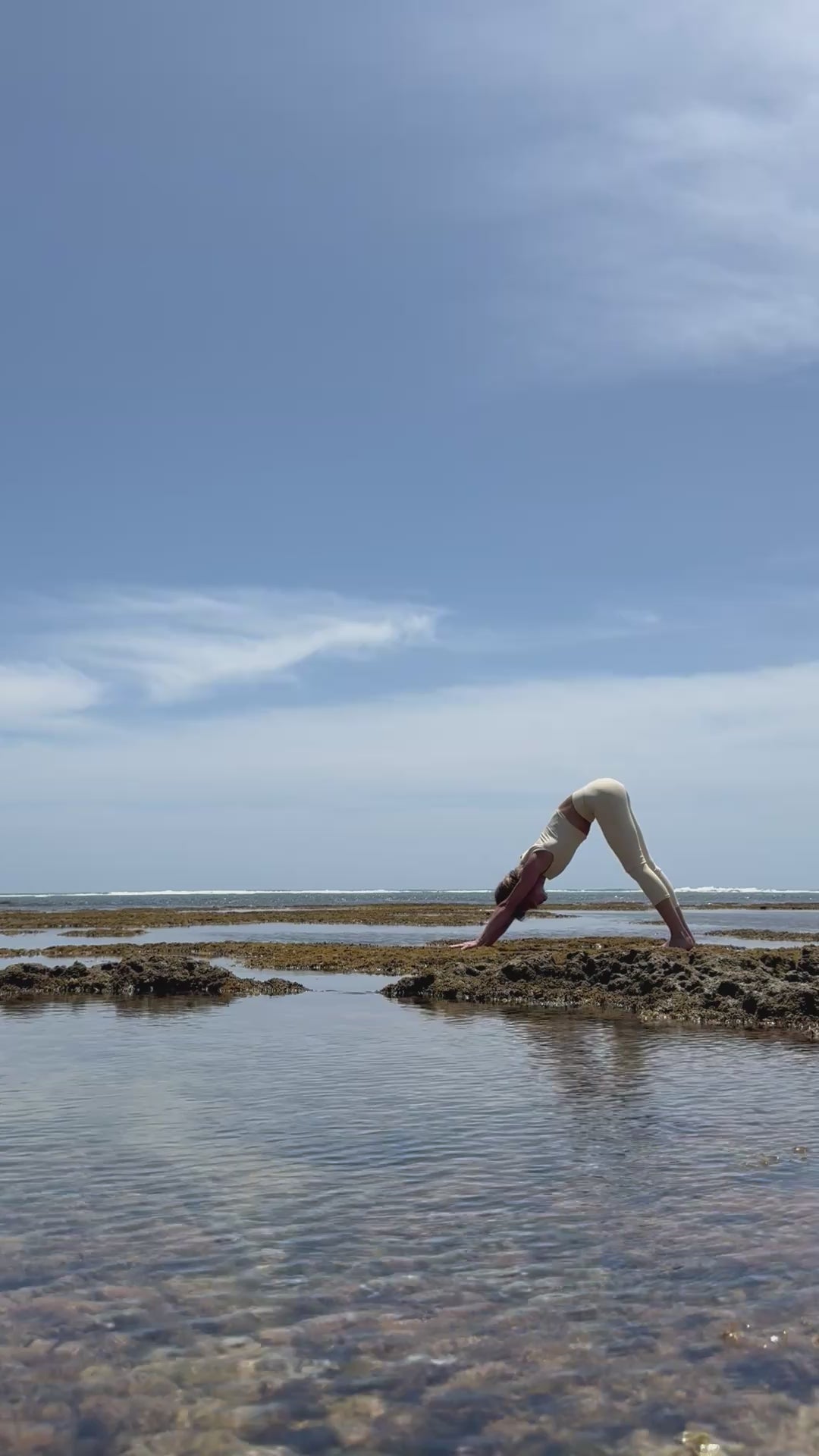 video mulher praticando yoga na praia